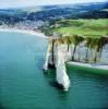 Photos aériennes de Étretat (76790) - Les Falaises | Seine-Maritime, Haute-Normandie, France - Photo réf. 18348 - L'aiguille solitaire de la porte d'Aval culmine  70 m.