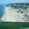 Photos aériennes de Trouville-sur-Mer (14360) - Autre vue | Calvados, Basse-Normandie, France - Photo réf. 18488 - La promenade des planches qui s'ouvre sur la plage. Au premier plan, le chenal.