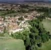 Photos aériennes de "pierre" - Photo réf. 20391 - Aux abords du bourg, en descendant vers la rivire, le village apparat tag sur sa colline, prsentant au premier plan, son vieux pont de pierre qui enjambe l'Armanon.