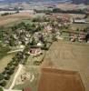 Photos aériennes de "pierre" - Photo réf. 20394 - Aux abords du bourg, en descendant vers la rivire, le village apparat tag sur sa colline, prsentant au premier plan, son vieux pont de pierre qui enjambe l'Armanon.