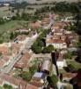 Photos aériennes de "colline" - Photo réf. 20397 - Aux abords du bourg, en descendant vers la rivire, le village apparat tag sur sa colline, prsentant au premier plan, son vieux pont de pierre qui enjambe l'Armanon.