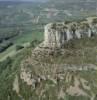 Photos aériennes de "falaise" - Photo réf. 21050 - La fameuse roche, escarpement calcaire, qui abrite le site préhistorique du Crôt du Charnier.