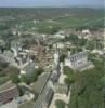 Photos aériennes de "haut" - Photo réf. 21437 - Le bourg concentre ses habitations depuis la plaine jusqu'au haut de la butte doninée par l'église.