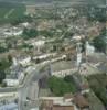 Photos aériennes de "haut" - Photo réf. 21438 - Le bourg concentre ses habitations depuis la plaine jusqu'au haut de la butte doninée par l'église.