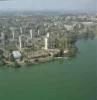 Photos aériennes de "cité" - Photo réf. 21650 - Les six tours de la Cité installées au bord du Lac.