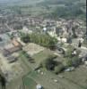  - Photo réf. 21977 - La place du Monument aux Morts, avec la mairie, l'glise du XII.