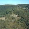 Photos aériennes de "site" - Photo réf. 23011 - Uchon, village perché, connu pour ses rochers étranges, est surnommé Perle du Morvan. Site classé, il offre aussi un large panorama.