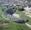 Photos aériennes de "romain" - Photo réf. 24057 - Ruines impressionnantes et protégées de l'amphithéâtre gallo-romain à l'entrée du village, situé en arrière plan.