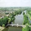 Photos aériennes de "sarthe" - Photo réf. 9143 - La Sarthe qui longe la commune enjambée par le pont.