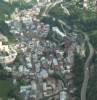 Photos aériennes de "prés" - Photo réf. 9794 - Au fond d'une cluse composant un site curieux, la ville s'étire sur près de 3 km au fond de la vallée de la Bienne.