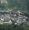 Photos aériennes de "Grand" - Photo réf. 9795 - Au fond d'une cluse composant un site curieux, Morez, est un grand centre de production de lunette depuis 2 sicles, et aujourd'hui l'Ecole Nationale d'Optique fait rfrence.