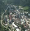 Photos aériennes de "site" - Photo réf. 9796 - Au fond d'une cluse composant un site curieux, Morez est un grand centre de production de lunette depuis 2 siècles. Désenclavée par d'audacieux viaducs, la ville s'étire sur près de 3 km au fond de la vallée de la Bienne.