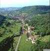 Photos aériennes de Conliège (39570) - Conliège | Jura, Franche-Comté, France - Photo réf. 9909 - Le village pouse le fond de la recule de Revigny avec un Ermitage charmant pour sentinelle.
