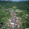 Photos aériennes de Conliège (39570) - Conliège | Jura, Franche-Comté, France - Photo réf. 9912 - Le village pouse le fond de la recule de Revigny avec un Ermitage charmant pour sentinelle.