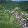  - Photo réf. 9913 - Le village pouse le fond de la recule de Revigny avec un Ermitage charmant pour sentinelle.