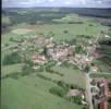 Photos aériennes de "centre-village" - Photo réf. 30067 - Vue d'ensemble du village, avec au centre une glise du XVIII avec un clocher octogonale.