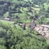 Photos aériennes de Revigny (39570) | Jura, Franche-Comté, France - Photo réf. 30186 - Vue sur des habitations de ce petit village blotti dans sa recule.