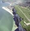 Photos aériennes de "falaise" - Photo réf. 32485 - La zone côtière et la falaise.