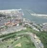 Photos aériennes de "falaise" - Photo réf. 32490 - Son quartier maritime, coinc entre falaise, port et plage.