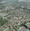 Photos aériennes de "seine" - Photo réf. 33289 - Des quartiers de petits pavillons, au loin la grande industrie en bord de Seine.