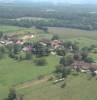Photos aériennes de "maïs" - Photo réf. 36351 - Tout proche de Vincelles, mais à l'Ouest de la N83 et en bordure de la Saône-et-Loire, Bonnaud se rattache géologiquement à la Bresse. Les terrains sont argileux, les bocage humide, et l'habitat est dispersé.