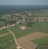 Photos aériennes de "pittoresque" - Photo réf. 36365 - Sans atout particulier, le village de Santans fait preuve d'une belle vitalit. Dans le Val de l'Amour,  l'ore de la fort de Chaux et sur le penchant d'un rapide coteau, il occupe une position dominante sur un paysage aussi tendu que pittoresque.