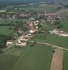 Photos aériennes de "coteau" - Photo réf. 36366 - Sans atout particulier, le village de Santans fait preuve d'une belle vitalit. Dans le Val de l'Amour,  l'ore de la fort de Chaux et sur le penchant d'un rapide coteau, il occupe une position dominante sur un paysage aussi tendu que pittoresque.