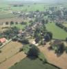 Photos aériennes de "paysage" - Photo réf. 36370 - Sans atout particulier, le village de Santans fait preuve d'une belle vitalit. Dans le Val de l'Amour,  l'ore de la fort de Chaux et sur le penchant d'un rapide coteau, il occupe une position dominante sur un paysage aussi tendu que pittoresque.