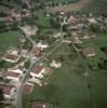 Photos aériennes de "village" - Photo réf. 36372 - Sans atout particulier,  part l'glise perche reconstruite en 1694, et inscrite  l'inventaire des monuments historiques ; le village de Santans fait preuve d'une belle vitalit. Dans le Val de l'Amour,  l'ore de la fort de Chaux et sur le penchant d'un rapide coteau, il occupe une position dominante sur un paysage aussi tendu que pittoresque.