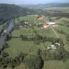  - Photo réf. 36395 - A la porte de Jura, aujourd'hui une vingtaine de belle maisons de pierre, peu visibles depuis la RN83, dvalent le talus qui mne  la rivire la Loue.