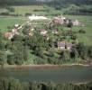 Photos aériennes de "Rivière" - Photo réf. 36397 - A la porte de Jura, aujourd'hui une vingtaine de belle maisons de pierre, peu visibles depuis la RN83, dvalent le talus qui mne  la rivire la Loue.