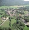 Photos aériennes de "pied" - Photo réf. 36422 - Vue d'ensemble du village, blotti au pied de la cte de Lheutte.