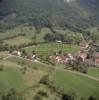 Photos aériennes de "vallée" - Photo réf. 37050 - Le village possde un remarquable patrimoine naturel : au carrefour de deux recules, il grne ses maisons le long de la haute valle de la Seille, qu'elle rythme au passage de trois vieux ponts.