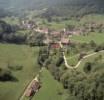 Photos aériennes de "vieux" - Photo réf. 37051 - Le village possde un remarquable patrimoine naturel : au carrefour de deux recules, il grne ses maisons le long de la haute valle de la Seille, qu'elle rythme au passage de trois vieux ponts.