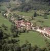 Photos aériennes de "vallée" - Photo réf. 37052 - Le village possde un remarquable patrimoine naturel : au carrefour de deux recules, il grne ses maisons le long de la haute valle de la Seille, qu'elle rythme au passage de trois vieux ponts. L'glise date du XVIIe sicle, et a t remanie au XVIIIe sicle.