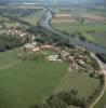 Photos aériennes de "doubs" - Photo réf. 37322 - A l'écart de la N73, entre Doubs et forêt d'Arne, le village bénéficie d'une situation privilégiée.