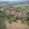 Photos aériennes de "colline" - Photo réf. 37360 - Village perch sur une colline allonge parallle au massif de la Serre, au-dessus du ruisseau de la Vze. Offlanges connaissait la prosprit due  la prsence de la vigne, en tmoigne encore aujourd'hui les belles maisons typiquement vigneronnes dont les entres de caves donnent sur la rue.