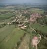 Photos aériennes de "vigne" - Photo réf. 37365 - Village perch sur une colline allonge parallle au massif de la Serre, au dessus du ruisseau de la Vze, Offlanges connaissait la prosprit due  la prsence de la vigne, en tmoigne encore aujourd'hui les belles maisons typiquement vigneronnes dont les entres de caves donnent sur la rue.