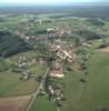 Photos aériennes de "village" - Photo réf. 37388 - Au cur du Val d'Arbois, dans un site agrable, le village cultive la vigne mais aussi une qualit de vie qui associe dynamisme des activits et propension aux loisirs.