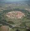 Photos aériennes de "fortification" - Photo réf. 37645 - La ville et ses remparts, un magnifique octogone étoilé qui apparaît tel que Vauban l'a dessiné en 1698. Neuf-Brisach fait partie des douze sites Vauban classés au Patrimoine Mondial de l'UNESCO.