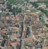 Photos aériennes de Bergheim (68750) | Haut-Rhin, Alsace, France - Photo réf. 37790 - Au bout de la rue principale, on aperçoit la porte Haute qui est une ancienne entrée de l'enceinte médiévale, datant du XIVe siècle.