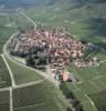 Photos aériennes de "viticulture" - Photo réf. 38099 - La ville parat presque endormie derrire le corset form par son mur d'enceinte. Autour, la vigne est omniprsente, un riche patrimoine agricole que cette commune veut conserver.