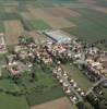 Photos aériennes de "Quartier" - Photo réf. 38134 - Il est dj loin le temps du petit village de plaine dont la vocation tait avant tout agricole. Au-del du chteau d'eau, l'agglomration horbourgeoise englobe aujourd'hui le quartier de Wihr qui n'a rien perdu de son charme rural, mais qui s'est agrandi de nombreuses constructions nouvelles.