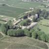 Photos aériennes de "vignoble" - Photo réf. 39908 - Le château au coeur du vignoble qui produit du pouilly-fuissé.