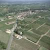 Photos aériennes de "couverte" - Photo réf. 39928 - Le bourg est situ au-dessus d'une colline couverte de vignes.