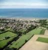 Photos aériennes de Arromanches-les-Bains (14117) | Calvados, Basse-Normandie, France - Photo réf. 41362 - La commune devant la plage Gold Beach.