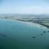 Photos aériennes de "manche" - Photo réf. 41365 - Sur le littoral d'Arromanches-les-Bains ces caissons Phoenix, au nombre de 146, taient destins  la formation des jetes-abris devant les ports Mulberries A et B.