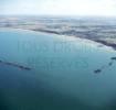 Photos aériennes de "la" - Photo réf. 41366 - Sur le littoral d'Arromanches-les-Bains ces caissons Phoenix, au nombre de 146, taient destins  la formation des jetes-abris devant les ports Mulberries A et B.