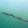 Photos aériennes de "plages" - Photo réf. 41368 - Sur le littoral d'Arromanches-les-Bains ces caissons Phoenix, au nombre de 146, étaient destinés à la formation des jetées-abris devant les ports Mulberries A et B.