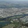 Photos aériennes de Tours (37000) - Autre vue | Indre-et-Loire, Centre, France - Photo réf. 41478 - La partie Est de la ville avec l'étang et la piscine au premier plan.
